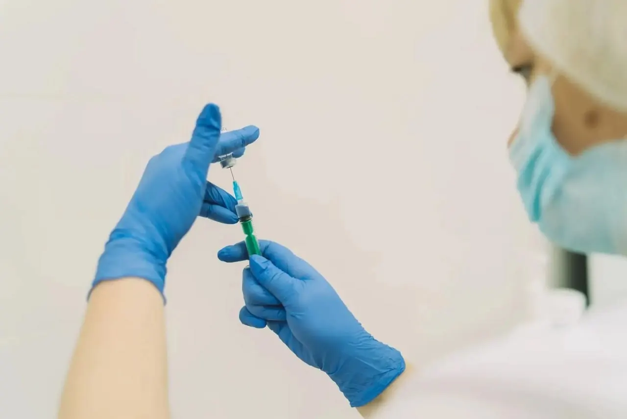 Бесплатная вакцинация охватит девочек 12 лет. Вакцинация проводится по двухдозной схеме с интервалом в шесть месяцев и направлена на профилактику рака шейки матки.