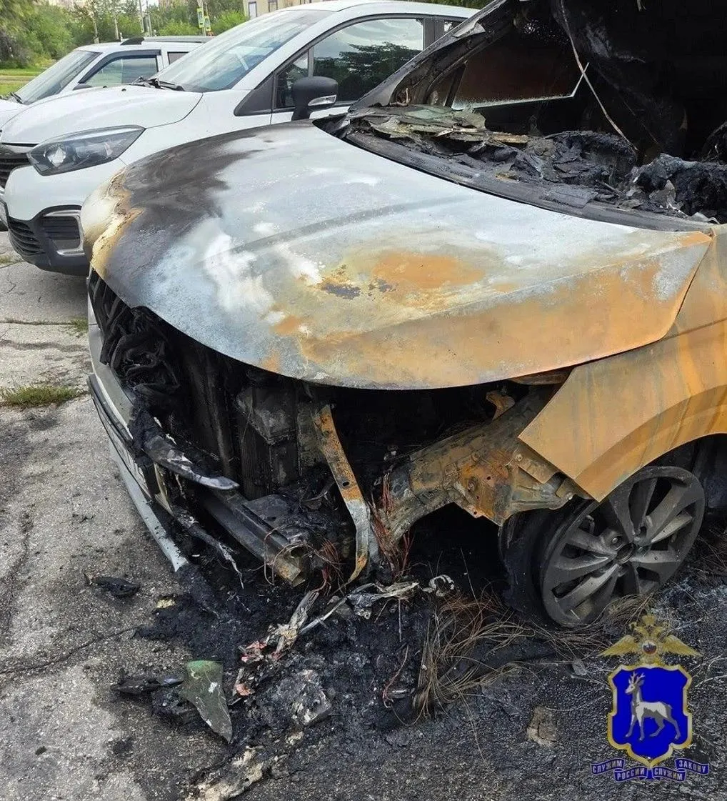 41-летний житель Тольятти поджёг служебный автомобиль транспортной компании после увольнения; подозреваемый задержан, ему грозит уголовное дело за покушение на повреждение чужого имущества.
