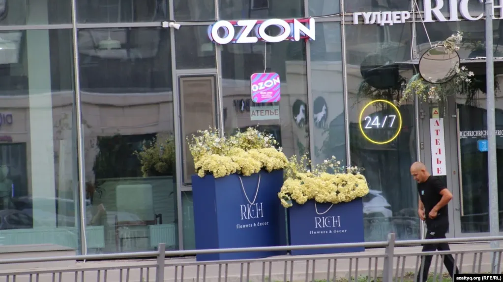 Ozon расширяет размещение товаров на своих складах в Алматы и Астане для ускорения доставки в Казахстане и Кыргызстане; до 30 сентября плата за перевозку не взимается. В регионе Приволжского федерального округа зафиксированы атаки на склады, раскрывается структура владения компанией.