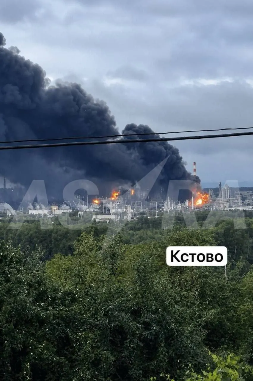 Ночная атака беспилотников по НПЗ в Кстово вызвала пожар; повреждены жилые дома и автомобили, влияние на переработку оценивается.