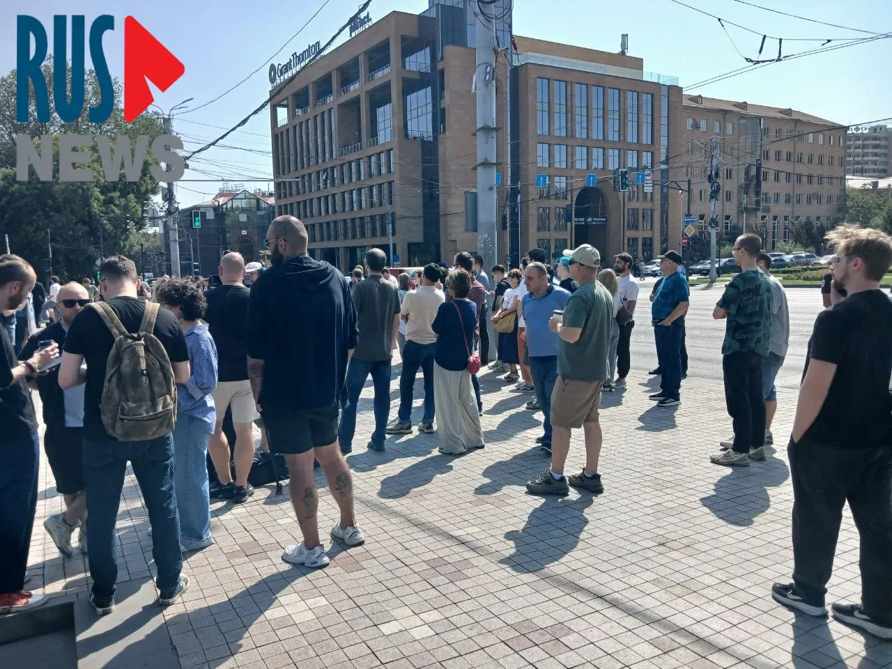 У посольства России в Ереване к голосованию собралась более тысячи человек; рядом развернулся митинг примерно на сотню участников.