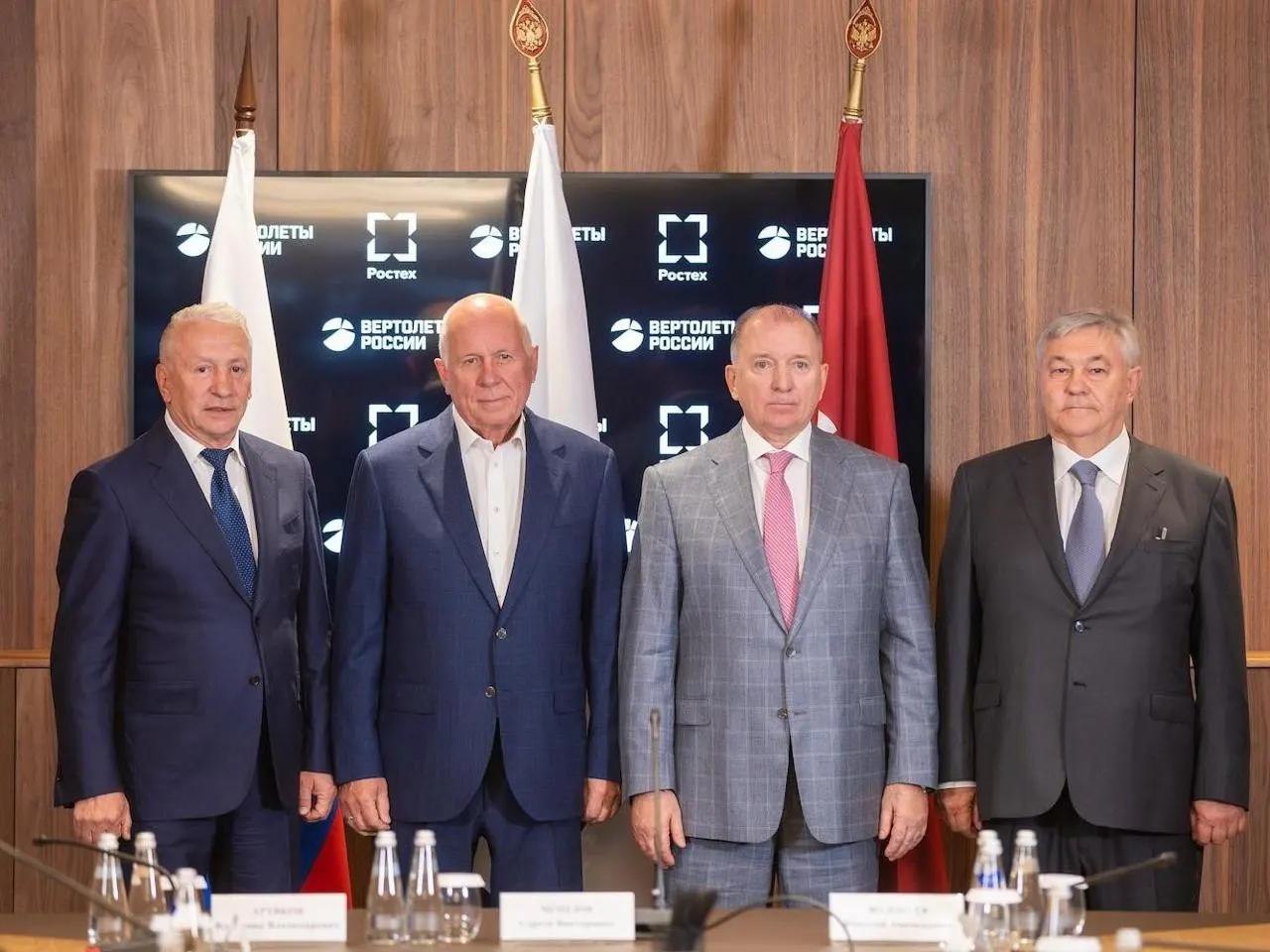 Уроженец Казани покинул должность руководителя холдинга, курируемого Ростехом, и вернулся в структуру госкомпании. Его карьерный путь включает казанский завод «Элекон», руководство в составе КРЭТ и губернаторство в Амурской области; сын Александра Колесова известен в Татарстане как владелец сети автосалонов «Кан-Авто».