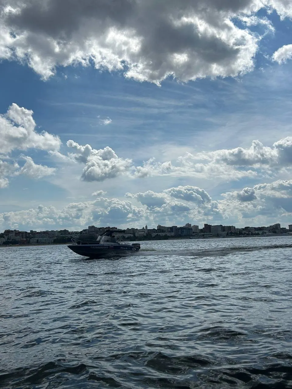 Спасатели завершили дежурство на всех пляжных постах: пляжи открыты, купаться можно, однако вода уже холодная. Лежаки и навесы постепенно убирают до следующего лета.