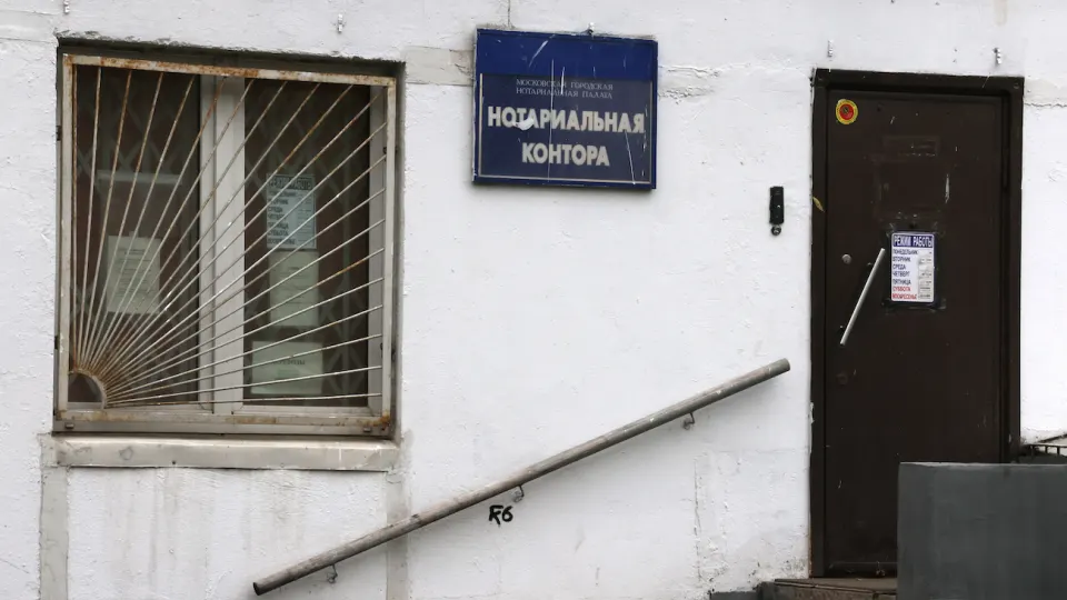 Региональные нотариусы региона Приволжский федеральный округ начали отказывать призывникам в оформлении доверенностей для представления их интересов в военкоматах. В материалах отмечаются случаи в Москве и Самаре; приводятся примеры требований к документам.