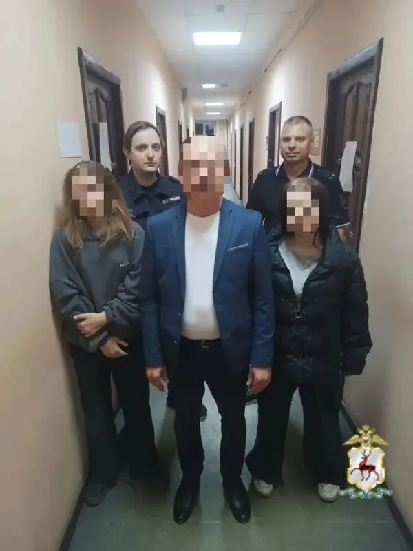 Две 13-летние девочки пропали накануне; их нашли у бабушки одной из них, после чего доставили в отдел по делам несовершеннолетних.