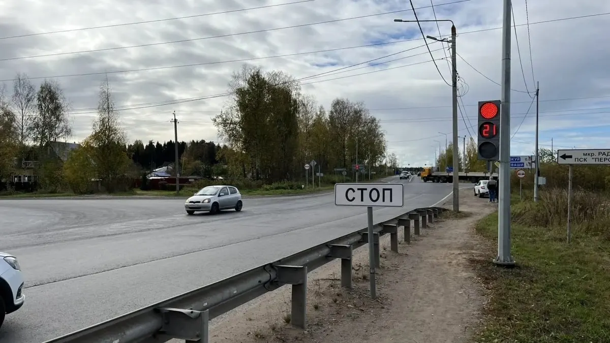 На повороте к Радужному введён новый светофор; после его установки появились жалобы на пробки, власти заявили об первых корректировках и контроле над ситуацией.