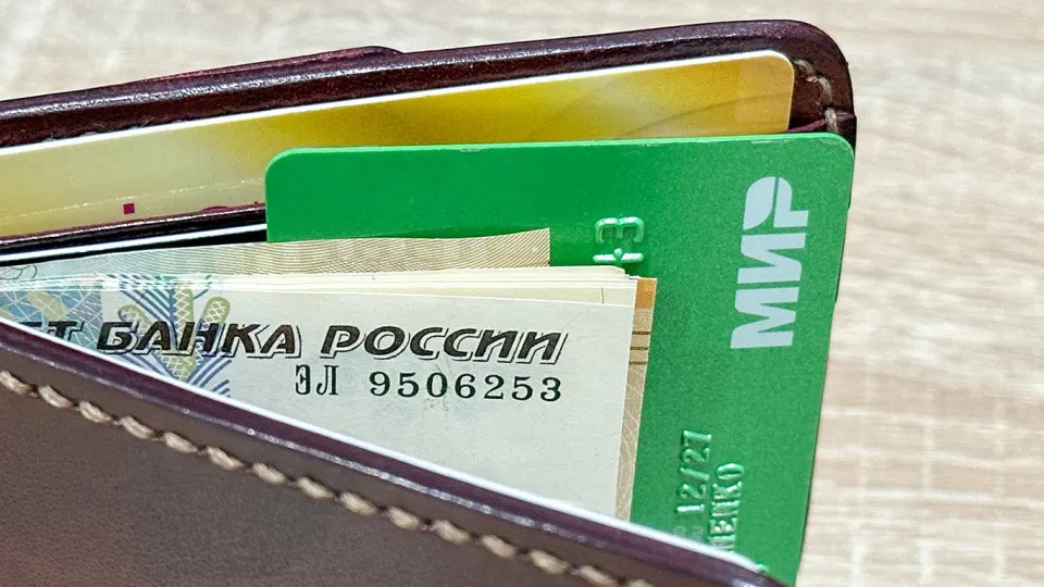 Желаемая средняя зарплата соискателей снизилась до 151 тыс. руб. в месяц, медиана — 114 тыс., региональный разброс значителен. Рынок труда переходит в новую фазу: найм замедляется, спрос на сотрудников по большинству отраслей падает.