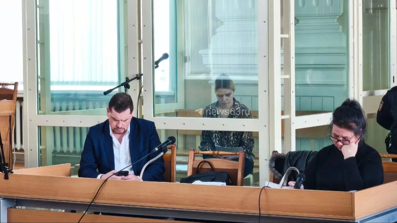 На процессе обсуждают версию преступления и результаты экспертиз, свидетельствующие о связи одного из подозреваемых с инцидентом.