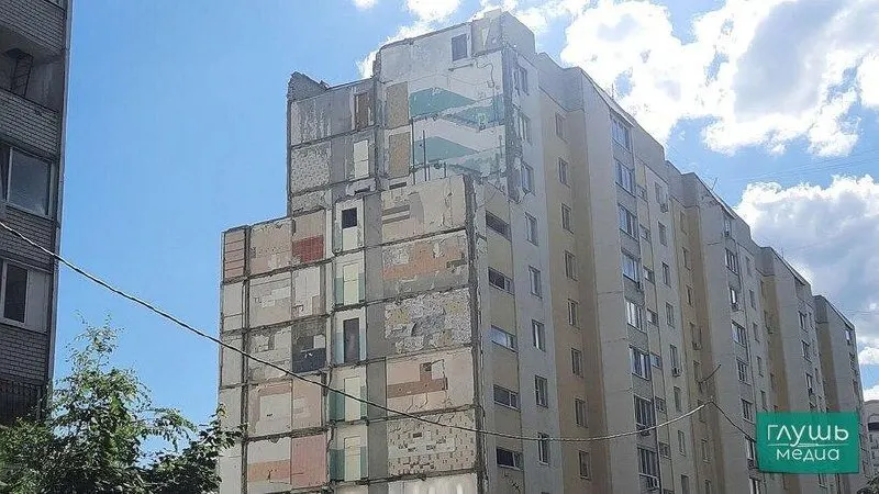 Следственные органы проверяют возможную халатность властей в связи с задержками аварийно-восстановительных работ после взрыва в Саратове, который частично обрушил дом на Блинова; погибло семь человек.
