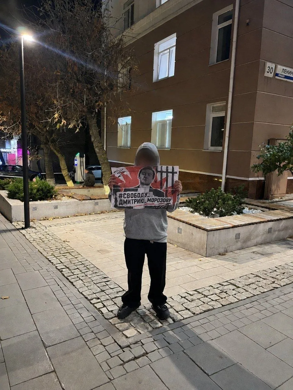 Листовки требуют освобождения активиста, задержанного по политическому делу; горожане проводят одиночные пикеты и призывают жителей написать письмо.
