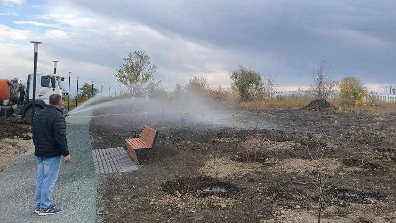 Городские власти сообщили, что 23 октября в парке прошла посадочная акция: высадили робинию ложной акации, сирень, ирги и березы; на благоустройство потрачено около 60 млн рублей.