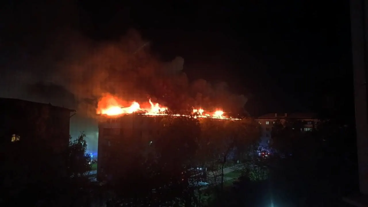 Пожар на крыше пятиэтажного дома в Новокуйбышевске локализован; эвакуированы 70 жильцов, пострадавших нет.
