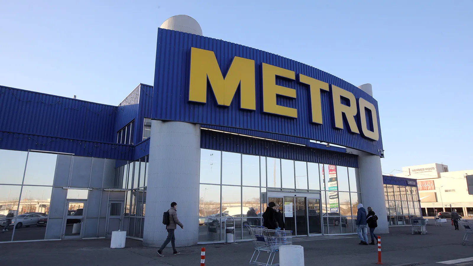 Немецкая Metro AG заявила об отсутствии согласования действий российского подразделения и опровергает любую связь с войной; обсуждаются вопросы переноса активов и финансирования военных нужд.