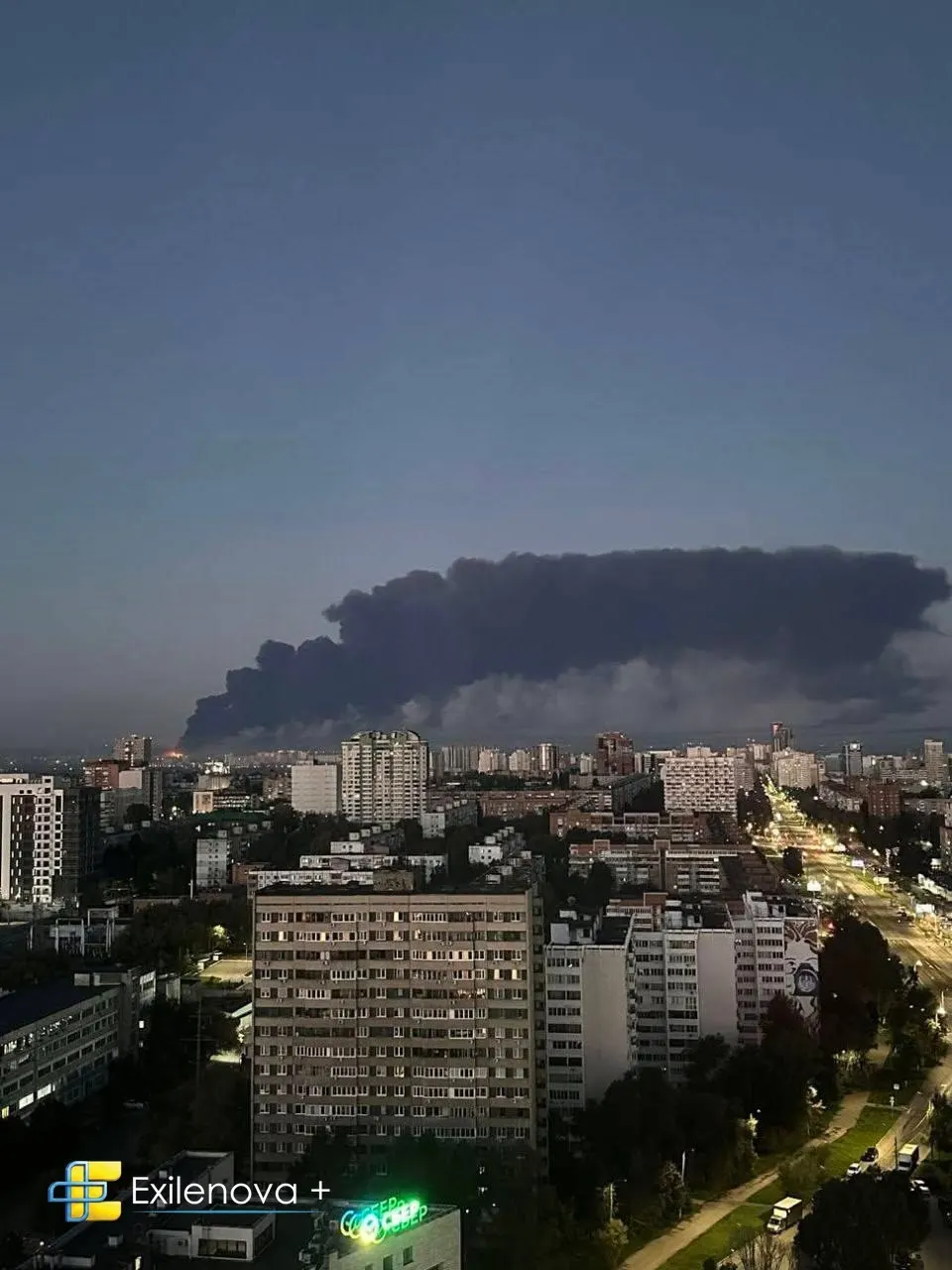 В регионе объявлена беспилотная опасность; атака продолжалась около пяти часов и привела к крупному пожару.