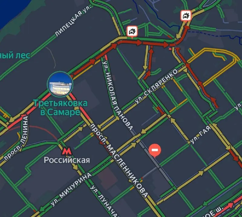 Движение на участке от проспекта Ленина до Постникового оврага затруднено после двух ДТП на дороге.