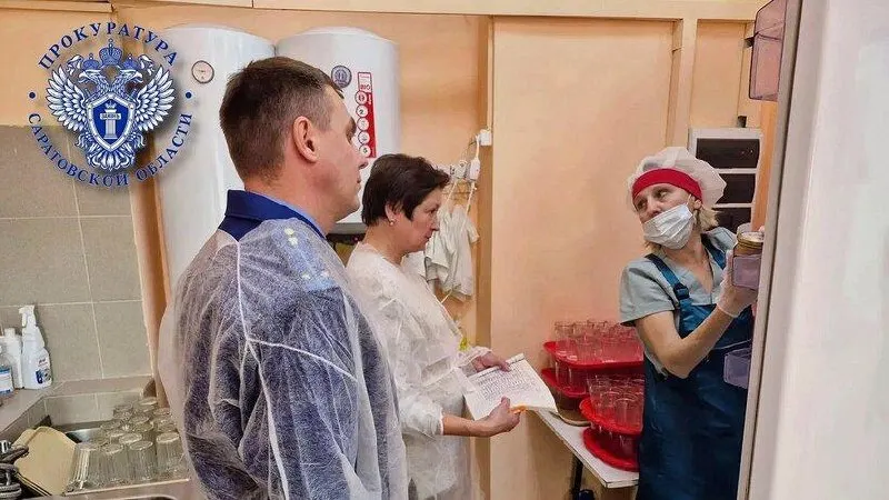 Прокуратура Октябрьского района Саратовской области зафиксировала нарушения санитарно-эпидемиологических требований в четырех школах, включая проблемы с маркировкой инвентаря и документов сотрудников.