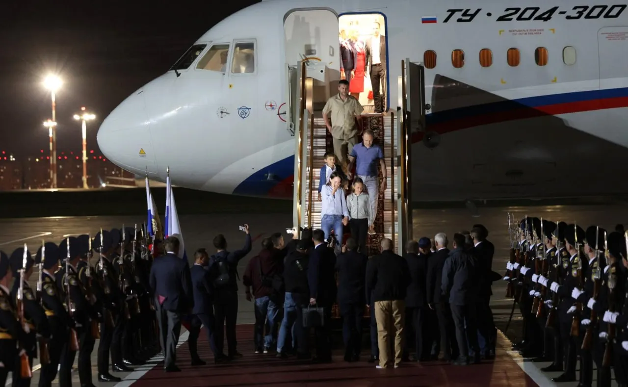 Москва и Вашингтон подтвердили дипломатический контакт по освобождению заключённых через спецслужбы; конкретные условия и имена не раскрываются.