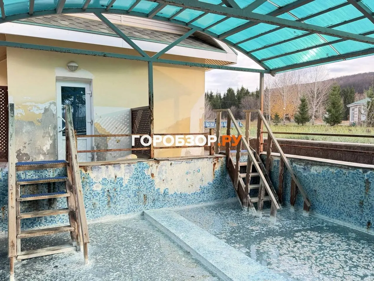 Посетители курорта Красноусольск пожаловались на запущение зоны купания; купели пустуют и ржавеют, а рядом установлен геологический разрез «Усолка», ставший местной достопримечательностью и требующий ремонта.