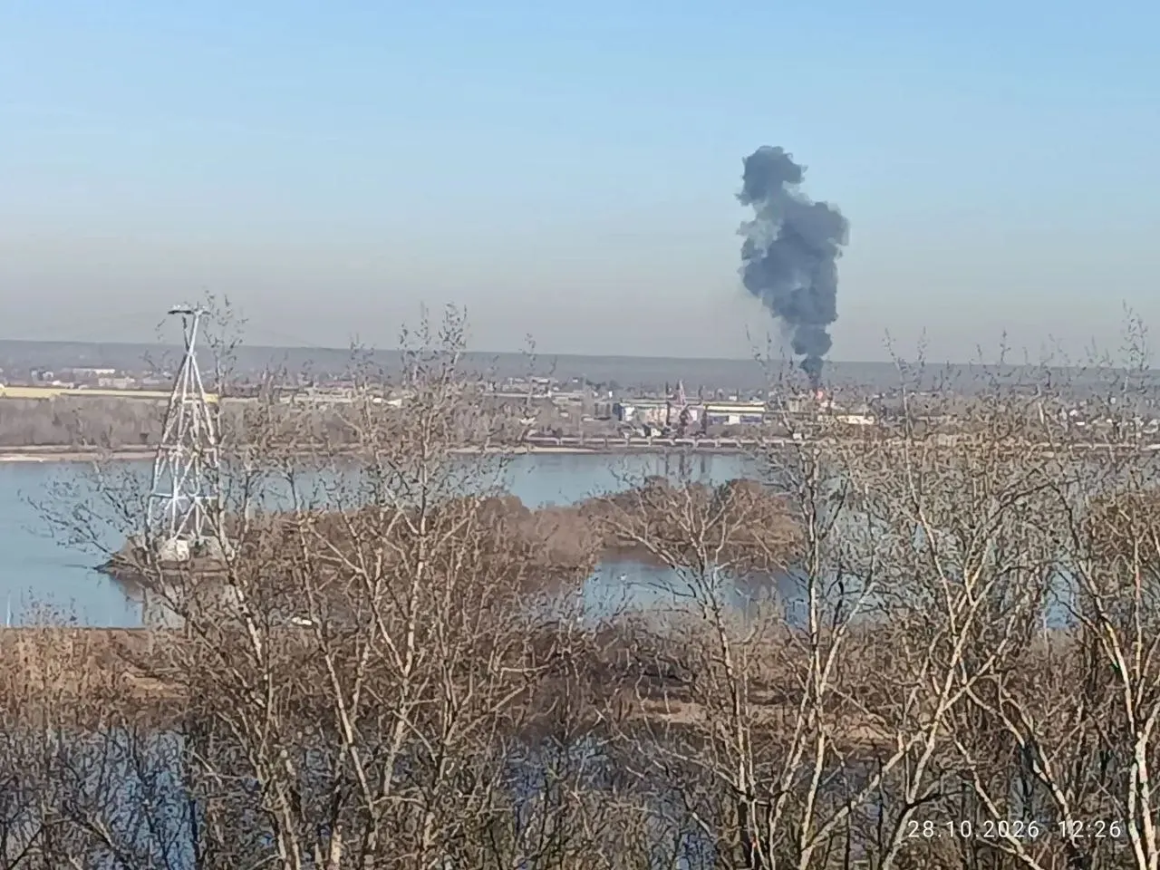 В районе Бора Нижегородской области зафиксирован крупный пожар в частном двухэтажном доме на улице Глинки; местные паблики сообщают о происшествии, информацию подтверждают в МЧС.