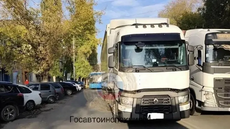 В Саратове водитель фуры сбил 96-летнего пешехода на Барнаульской улице; пенсионер скончался в машине скорой помощи.