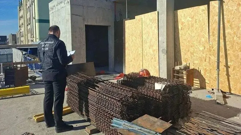 32-летний рабочий травмировался во время укладки опалубки; доставлен в больницу, проводится проверка по соблюдению техники безопасности на объекте.