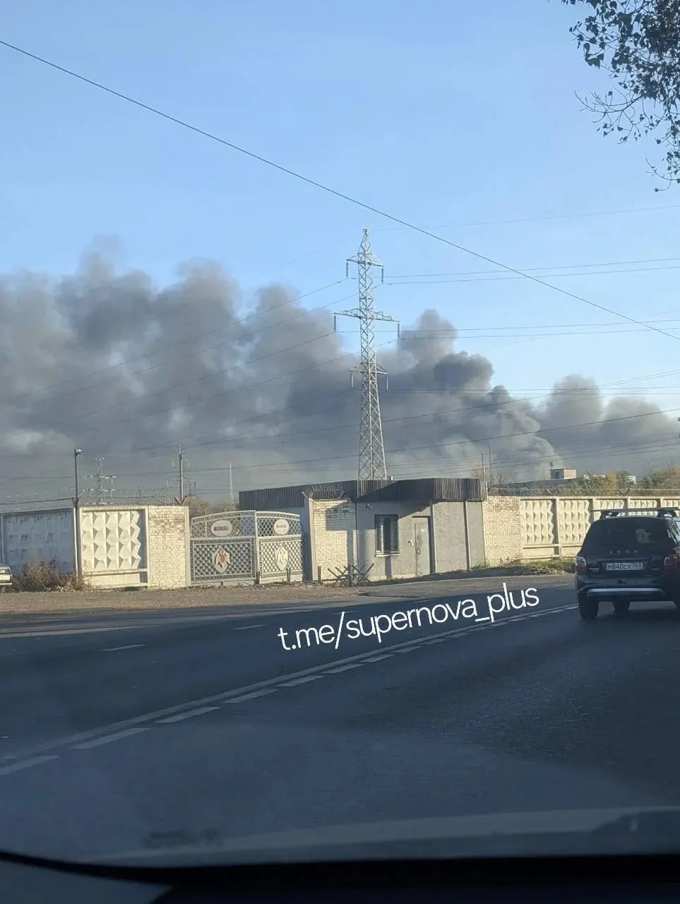Ночью в нескольких регионах произошли ЧП: погибла женщина в Брянской области, в Тольятти пожар на заводе и эвакуация, пострадал мирный житель в Миллеровском районе; уничтожено значительное число беспилотников.