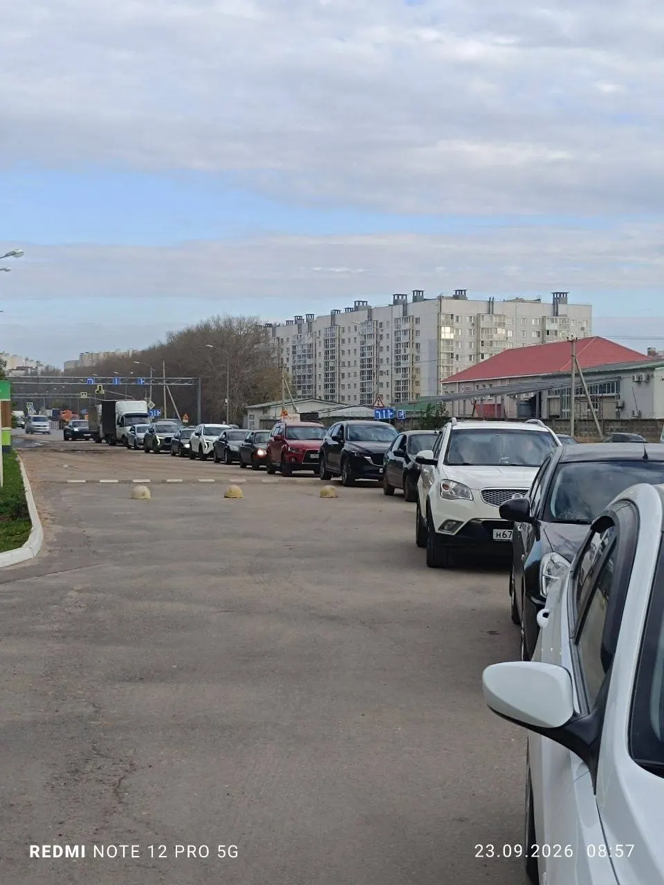 В Чувашии очереди на заправках растягиваются на фоне затянувшегося топливного кризиса; последствия атак на НПЗ ощущаются по всей стране.