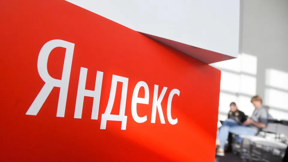 После ударов по дата-центрам крупных российских сервисов россияне активизировали спрос на внешние накопители; перебои в работе сервисов затронули Яндекс, Сбер и другие компании.