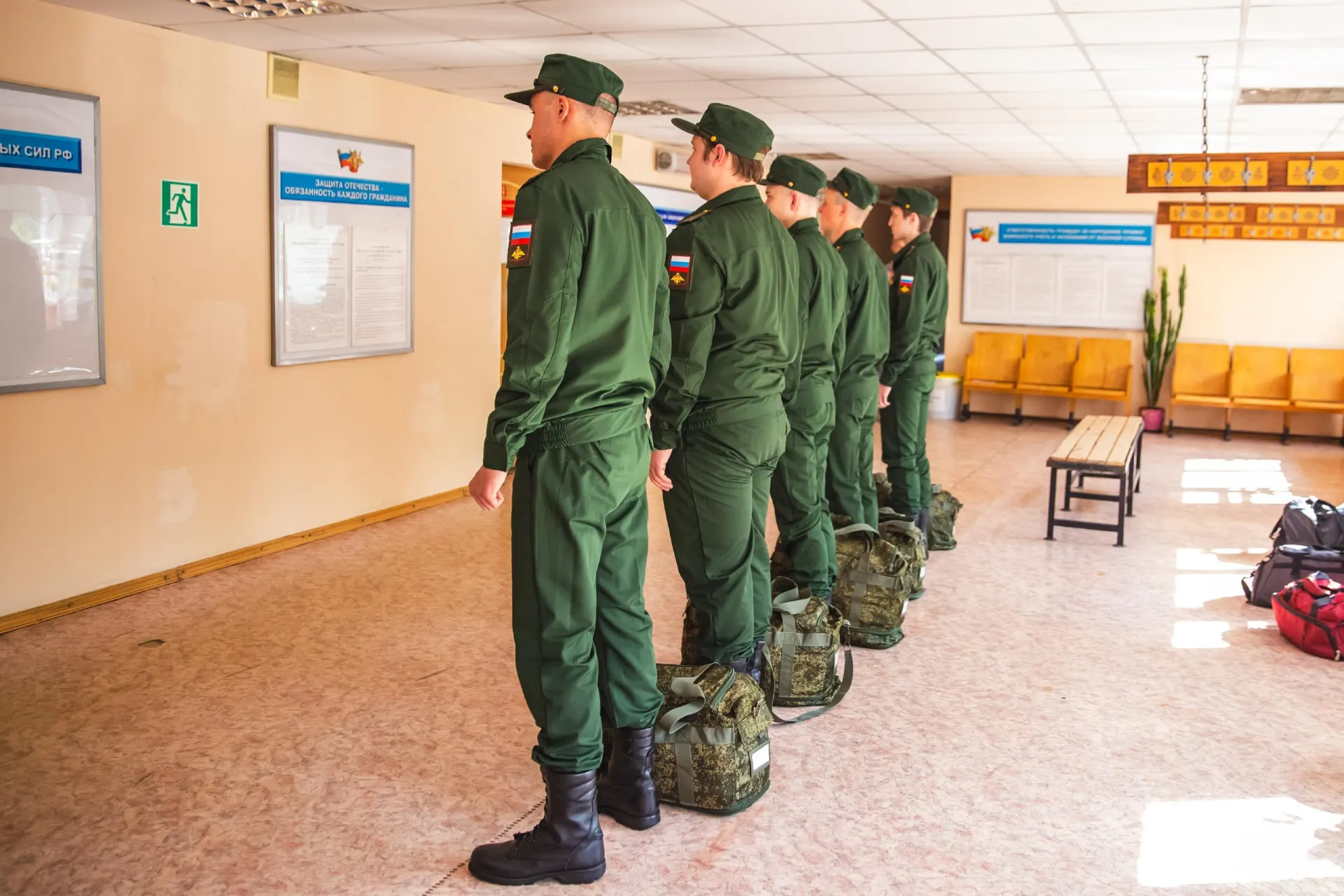 Разбираемся, кого могут освободить от службы по новой схеме призыва и какие условия применяются.