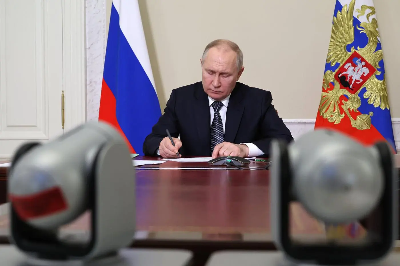 Президент принял решение перевести активы ряда компаний во временное управление через управляющую компанию Центр Капитал, что вызвало вопросы к идентификации активов и их регистрационных данных.