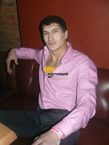 36-летний мужчина обвиняется в убийстве женщины в Краснодаре; ранее его помиловали за участие в войне, что стало предметом разбирательства.
