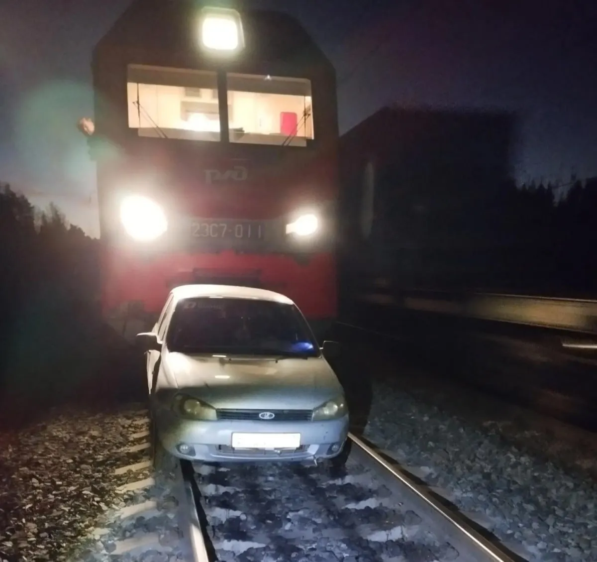 В ночь на 21 октября между станциями Поздино и Лянгасово водитель выехал на путь перед приближающимся грузовым поездом; машинист применил экстренное торможение, однако столкновение произошло. Пострадавших нет.