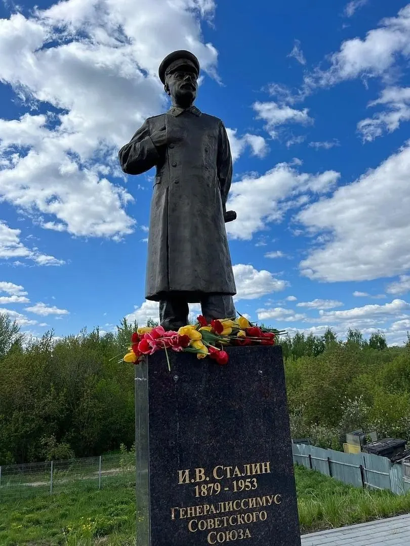 На месте Бору планируют завершить строительство Сталин-центра к 2028 году; крыша, двери и окна уже готовы, внутри начнутся отделочные работы.