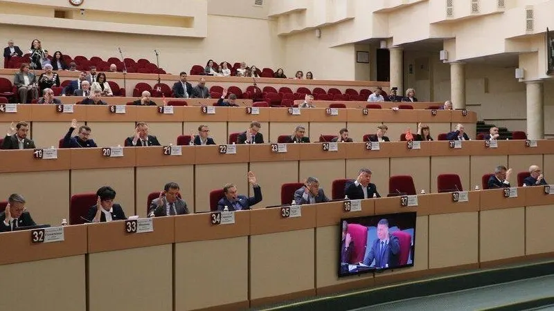 Депутаты города перераспределили средства бюджета, направив почти 300 млн рублей на оплату труда сотрудников бюджетной сферы и дополнительные расходы на резервный фонд, энергоресурсы и освещение.