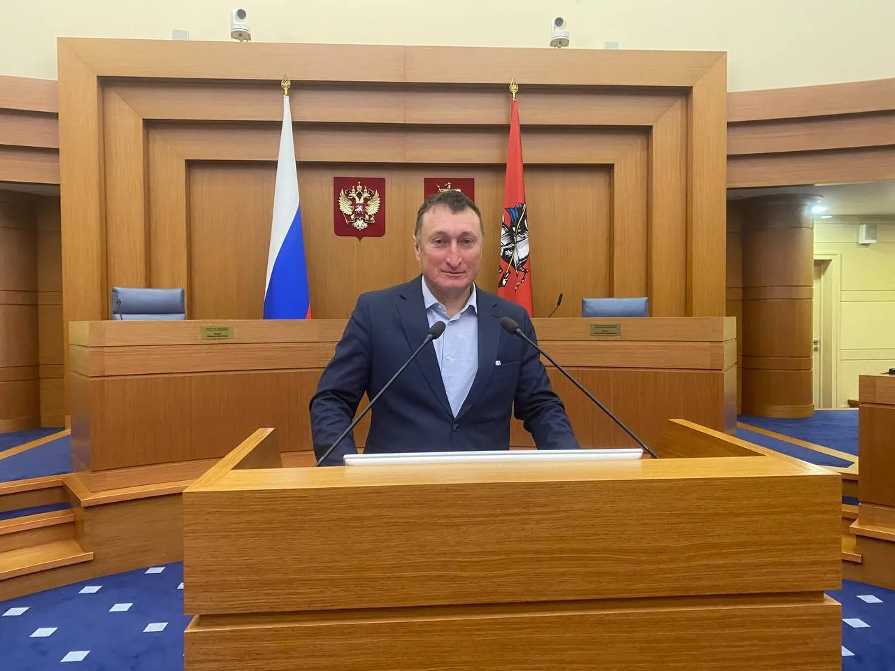 Автор инициативы — депутат Госсовета Чувашии — предлагает отказаться от выплат второй заработной платы за счёт регионального бюджета, ссылаясь на дефицит и необходимость финансирования здравоохранения, многодетных семей и участников СВО.