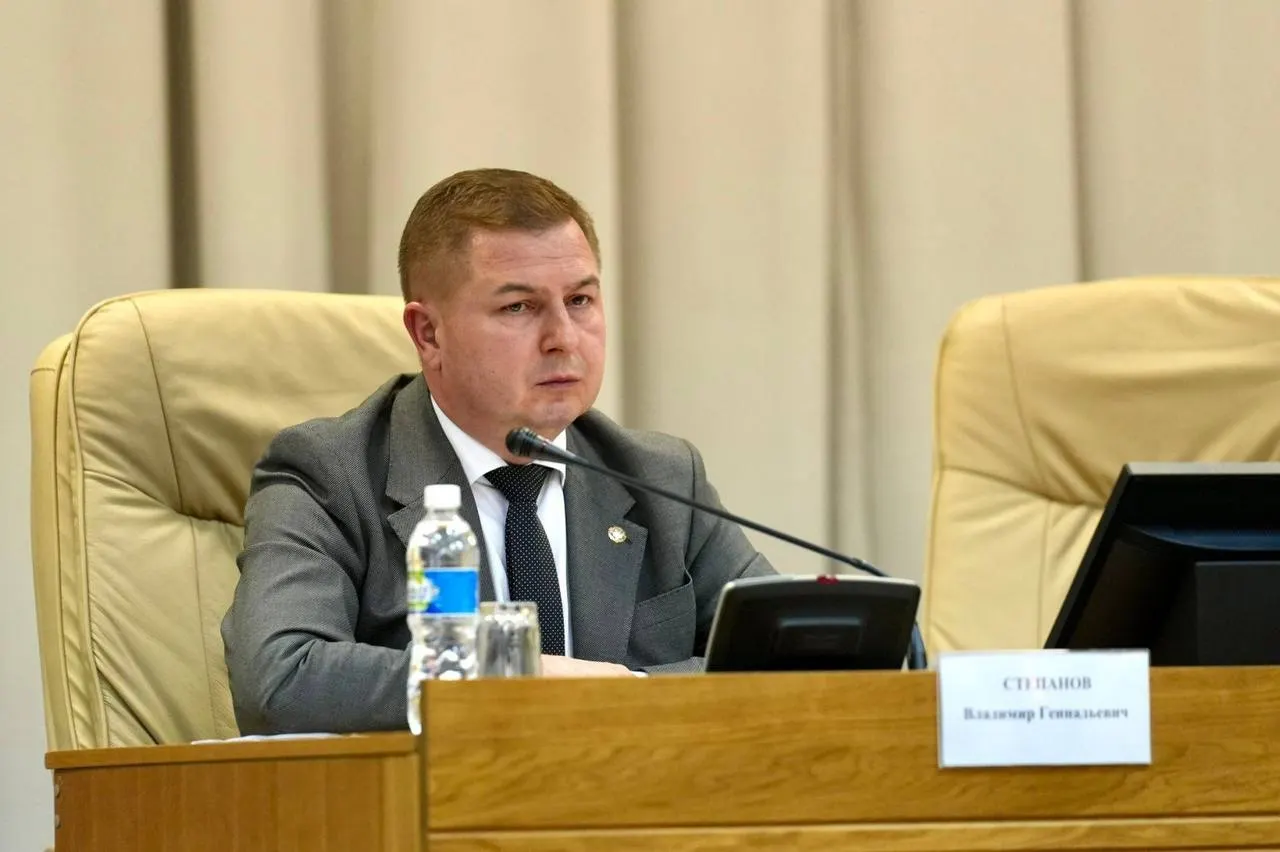 В правительстве Чувашии объявлена новая отставка: вице-премьер Владимир Степанов покидает пост по собственному желанию. Это уже вторая громкая смена в регионе за месяц.