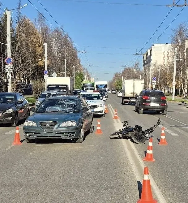 На проспекте Строителей водитель Hyundai Elantra сбил 21-летнего электровелосипедиста; пострадавший получил травмы.