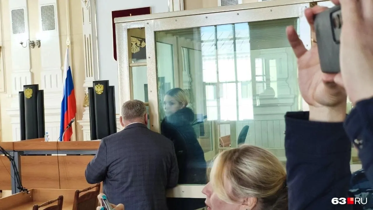 Следствие сообщает о причастности группы лиц к преступлению против бывшего главы города и его супруги; тела были заморожены и расчленены, подозреваемые скрываются за пределами страны.