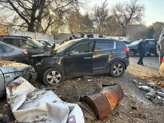 64-летний водитель на Kia Sportage врезался в бетонную стену на улице Металлистов, дом 6, в Самаре и задел три припаркованных автомобиля; мужчина погиб до прибытия скорой помощи.