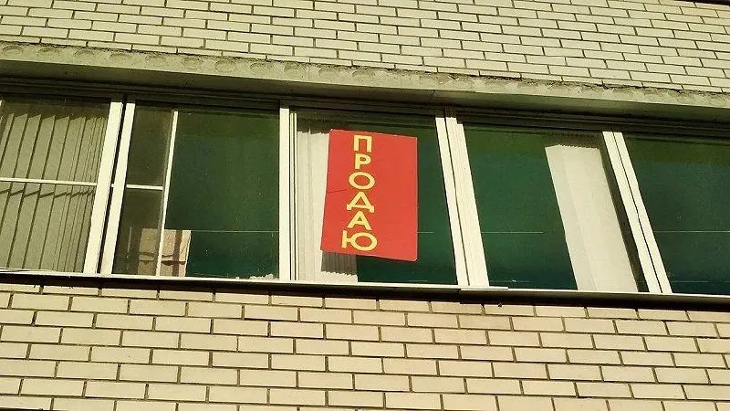 По регионам данные показывают рост цен на компактное жильё: средняя стоимость квартиры около 3,3 млн руб., метр — около 114 тыс руб.; по России общий рост цен за год около 13%.