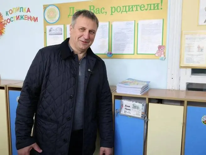 Градоначальник Самары посетил детский сад и рассказал шутку о совпадении имени с ребёнком, увлечённым строительной техникой.