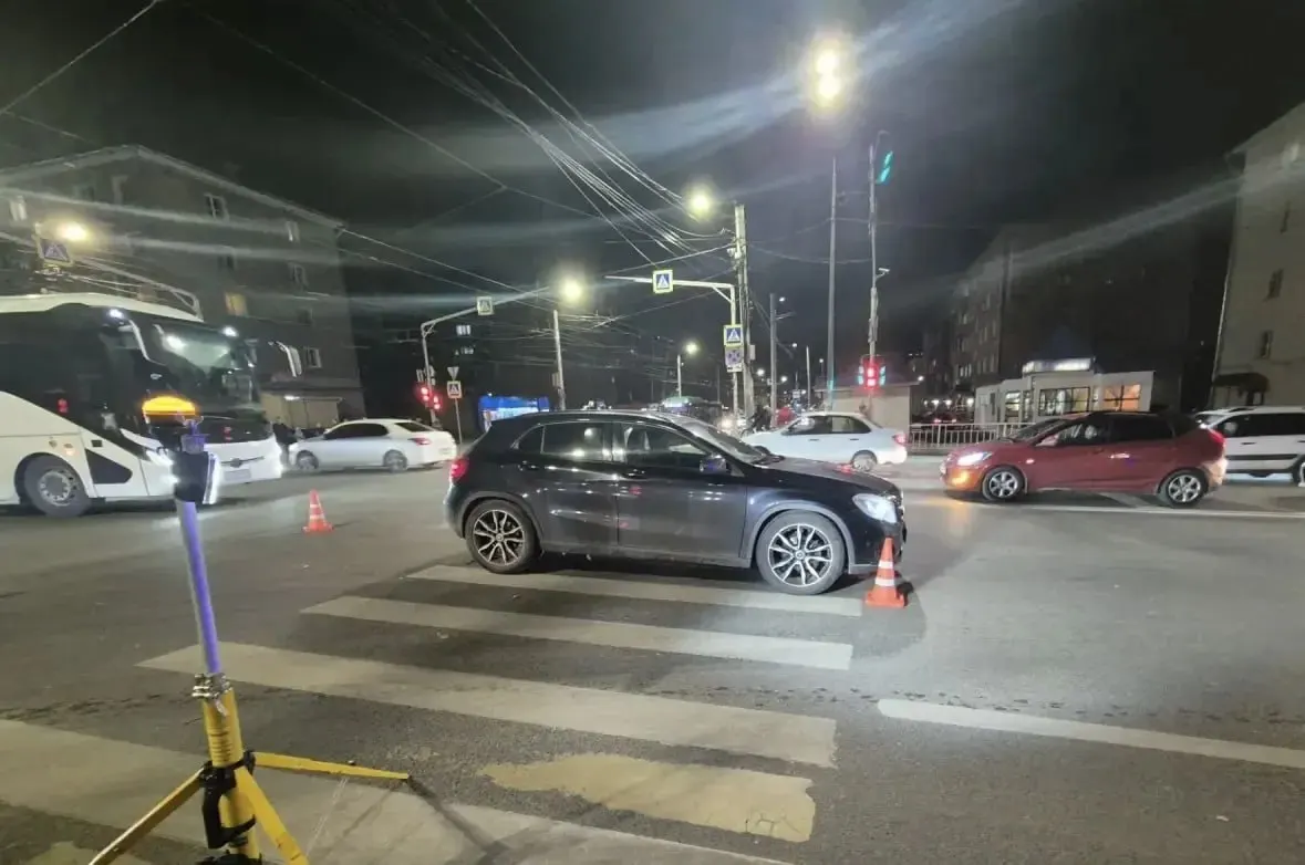 На улице Ивана Попова автомобиль Mercedes-Benz наехал на двух мальчиков в возрасте 8 и 9 лет; пострадали дети.