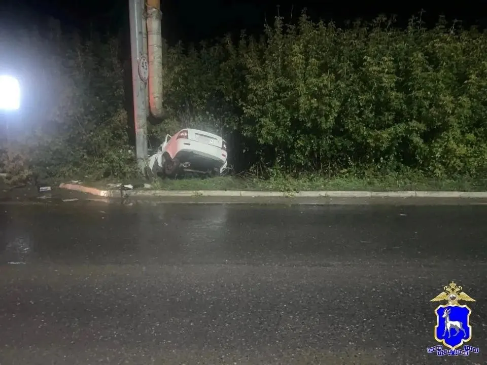 Ночная авария в городе Октябрьск: водитель на Lada Priora погиб на месте, его пассажирка 24 лет получила травмы.