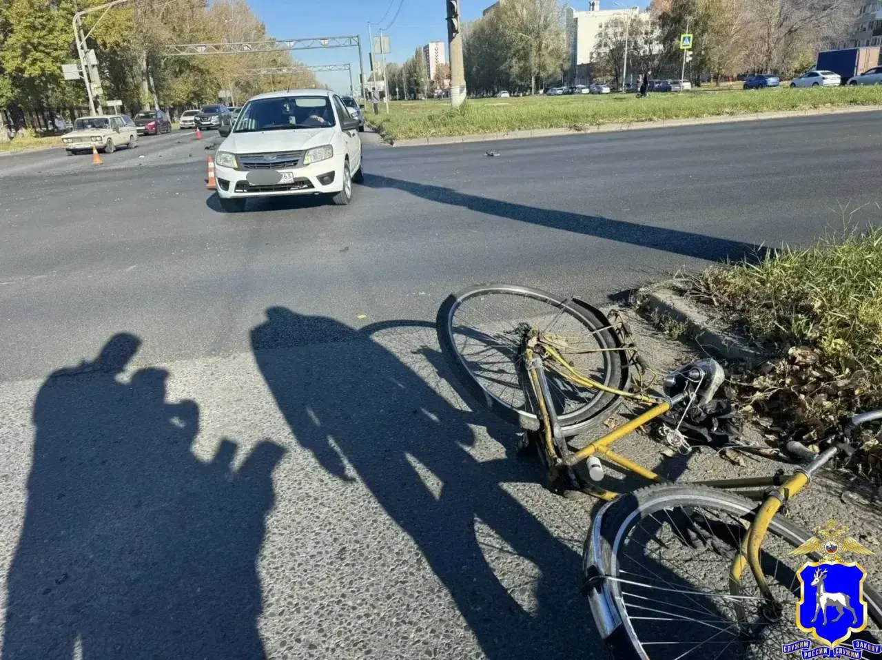 21-летний водитель на LADA Kalina наехал на велосипедиста на регулируемом пешеходном переходе; пенсионер погиб на месте.