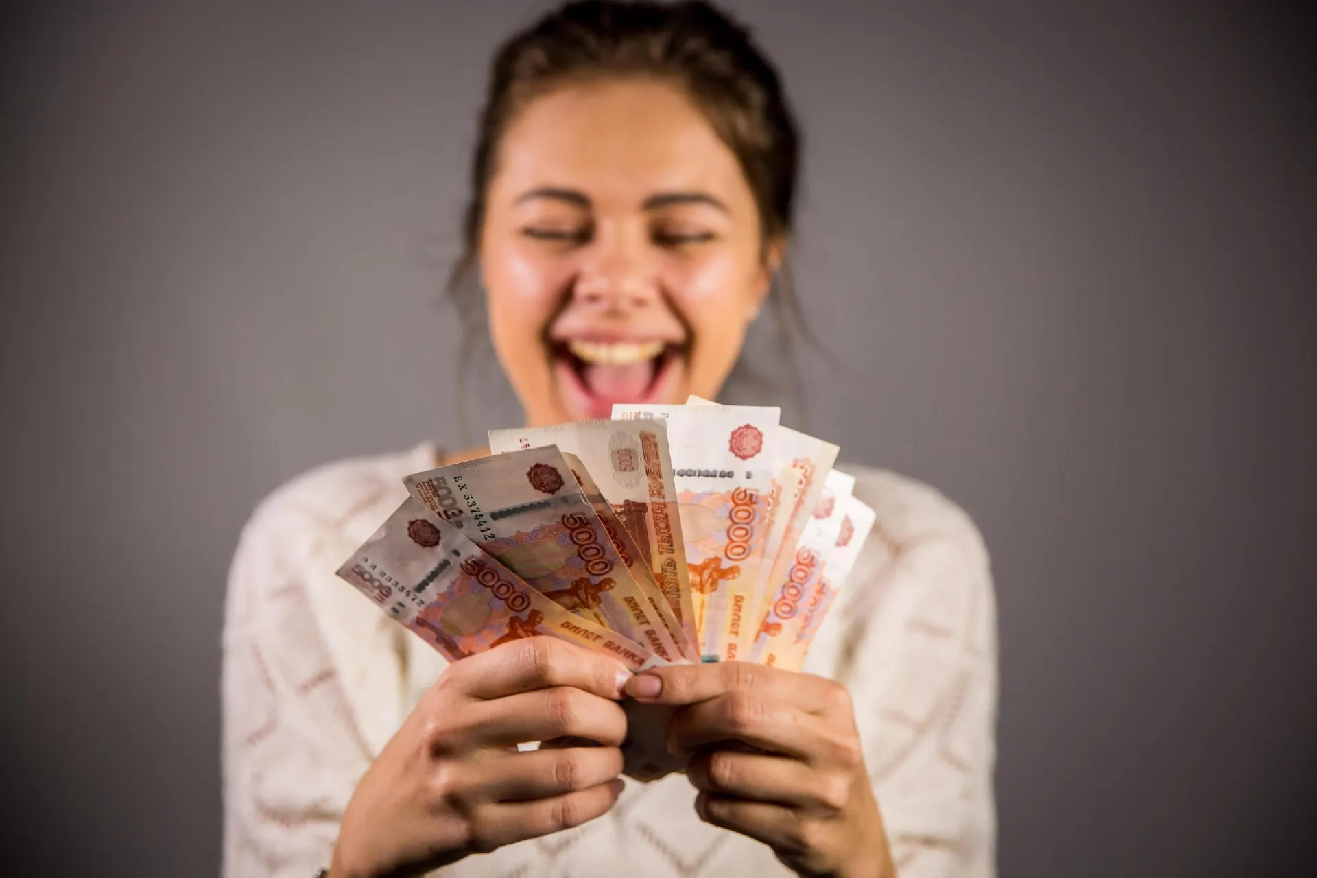 Работодатели заманивают соискателей, но цифры по зарплатам и условиям часто далеки от реальности.