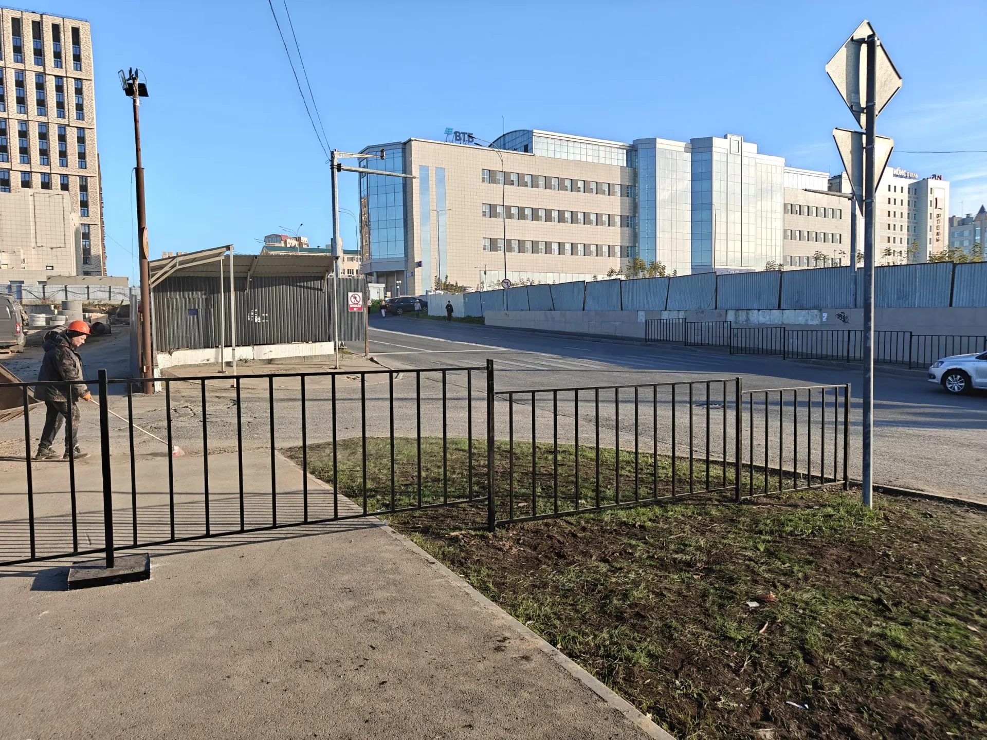 Возле ТРЦ «Каскад» перекрыт доступ к пешеходному переходу во время строительства премиального квартала. Ограждения занимают часть тротуара, и прохожим приходится обходить их по проезжей части.
