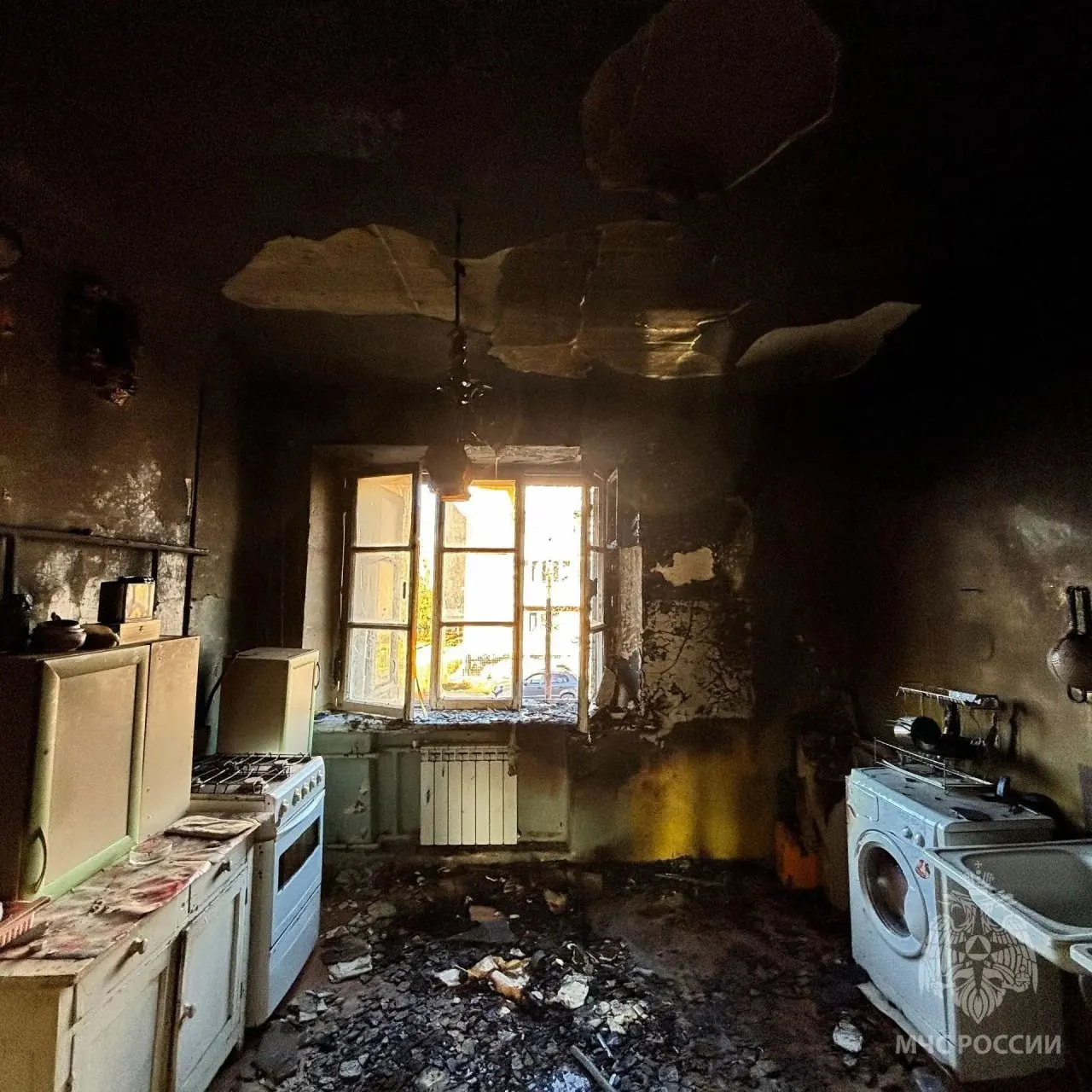 Утром в квартире на улице Ленина вспыхнул пожар общей площадью 3 кв.м. Шесть человек эвакуированы. Пострадали две девочки 2 и 12 лет; их госпитализировали. Предварительная причина — детская шалость с огнем; дознаватели МЧС допрашивают очевидцев.