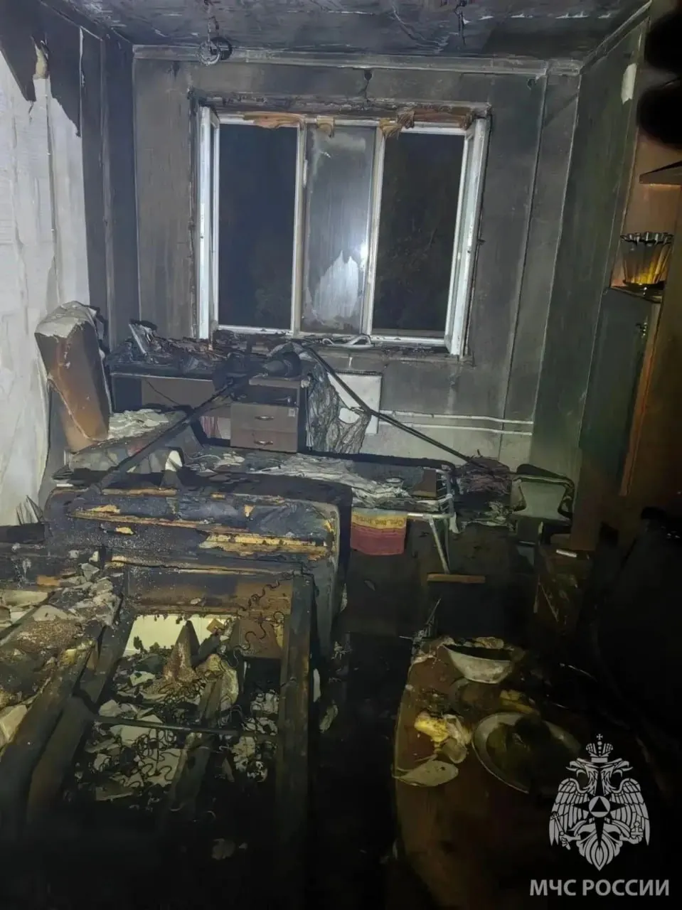 В жилом доме на улице Луначарского произошел пожар. Пожарные эвакуировали 32 человека, включая семерых детей; погиб мужчина, личность которого устанавливают.