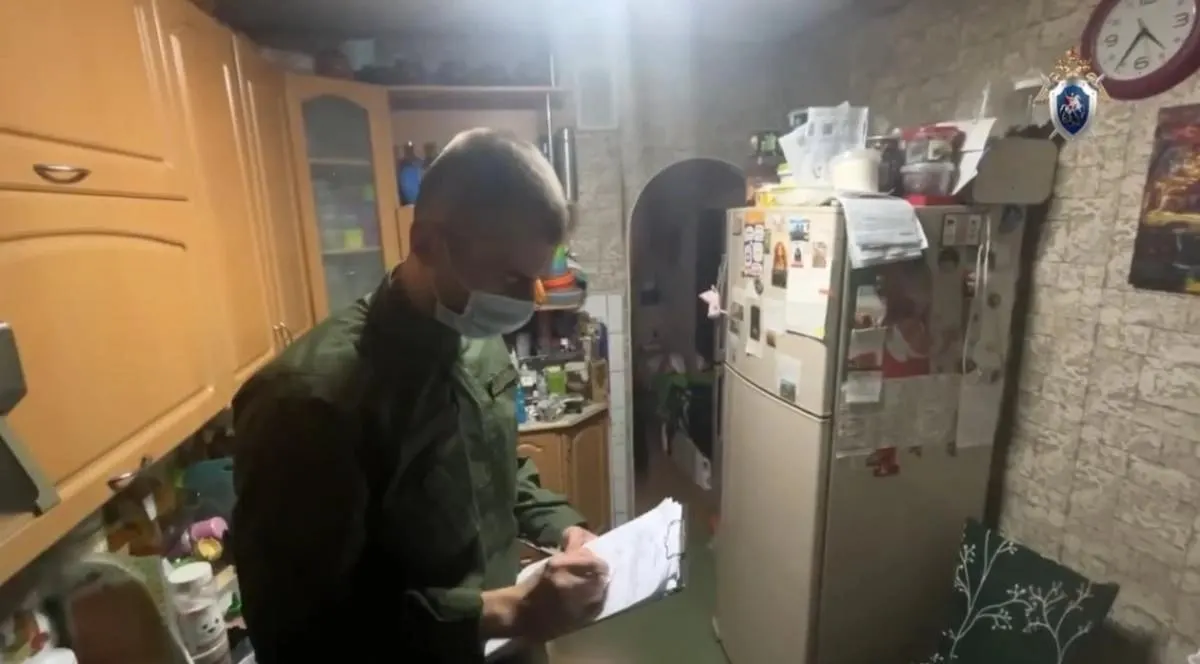 29-летний мужчина поссорился с матерью 66 лет в квартире на улице Гайдара и нанес ей ножевое ранение, затем ударил кирпичом по голове свою сестру; мать погибла на месте, задержан подозреваемый.