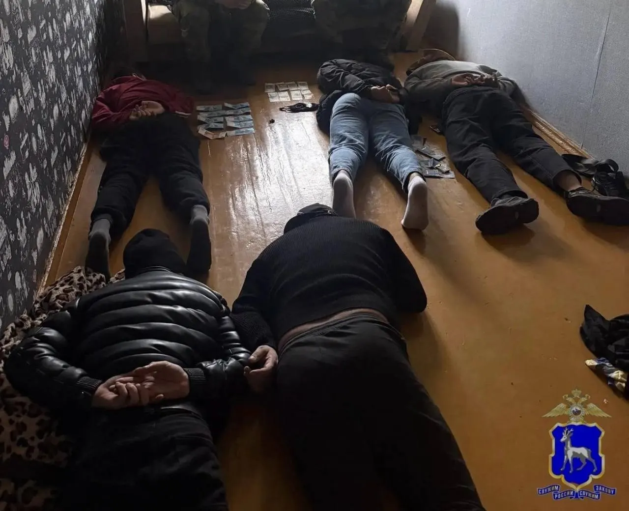 Ночью 3 октября четверо мужчин проникли в дом 63-летнего жителя села Марьевка, избивали хозяина и его жену, угрожали убийством и похитили деньги и украшения на сумму свыше 460 тысяч рублей. Ещё один участник ожидал в такси и помогал скрыться.